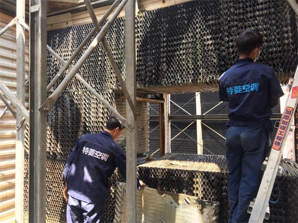 工業(yè)用冷水機(jī)組運(yùn)行中必須空調(diào)蒸發(fā)器和冷卻塔相互配合,風(fēng)冷工業(yè)冷水機(jī)組