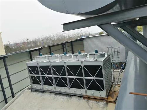 為什么閉式冷卻塔能節(jié)約大量的水？(冷卻塔機組的工作原理圖)